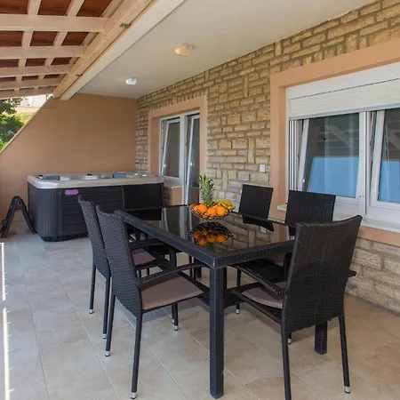 Apartamento 2 Bedroom Lovely In Suhi Potok