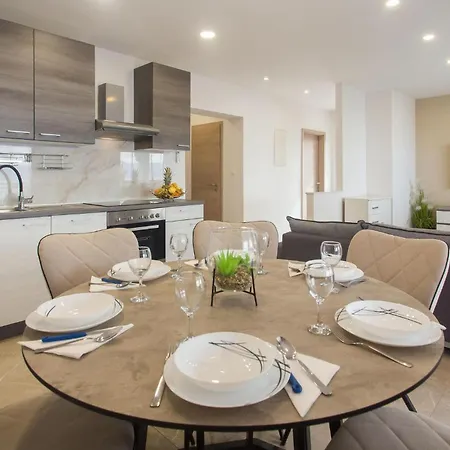 Apartamento 2 Bedroom Lovely In Suhi Potok