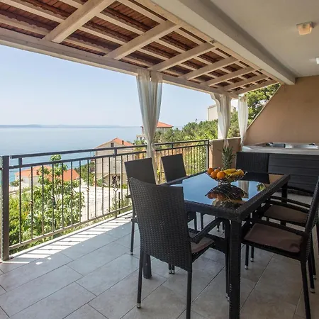 2 Bedroom Lovely In Suhi Potok Apartamento Jesenice (Split-Dalmatia)
